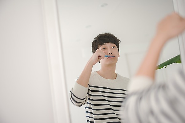 포토 JPG 응시 남자 실내 사랑 한명 서기 들기 상반신 성인 뒷모습 아웃포커스 신체부위 30대 다정 거울 한국인 양치 칫솔 성인남자한명만 국내포토 1 시선 감정 뷰포인트 컨셉 모션 촬영기법 사람 동양인 내부 장년 위생용품 청결 남자한명만 성인남자만 파일형식