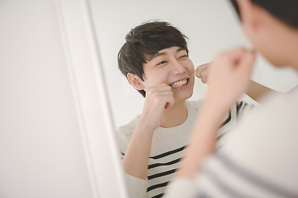 포토 JPG 응시 남자 실내 사랑 한명 서기 웃음 들기 상반신 성인 뒷모습 아웃포커스 30대 다정 거울 한국인 치실 치아건강 성인남자한명만 국내포토 1 시선 감정 뷰포인트 컨셉 모션 촬영기법 표정 건강 사람 동양인 내부 장년 위생용품 남자한명만 성인남자만 파일형식