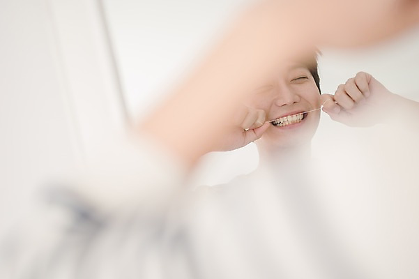 포토 JPG 응시 남자 실내 사랑 한명 서기 들기 상반신 성인 뒷모습 아웃포커스 30대 다정 거울 한국인 치실 성인남자한명만 국내포토 1 시선 감정 뷰포인트 컨셉 모션 촬영기법 사람 동양인 내부 장년 위생용품 남자한명만 성인남자만 파일형식