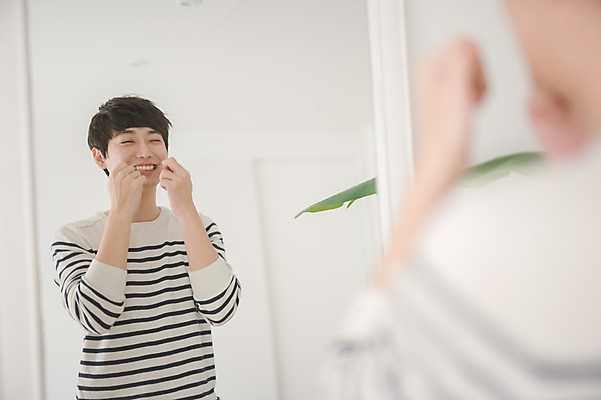 포토 JPG 응시 남자 실내 사랑 한명 서기 웃음 들기 상반신 성인 뒷모습 아웃포커스 30대 다정 거울 한국인 치실 성인남자한명만 국내포토 1 시선 감정 뷰포인트 컨셉 모션 촬영기법 표정 사람 동양인 내부 장년 위생용품 남자한명만 성인남자만 파일형식