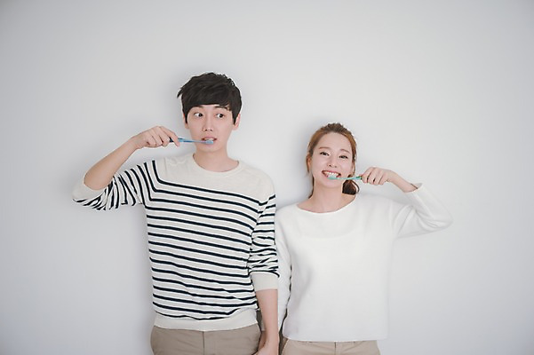 포토 JPG 응시 여자 남자 가족 신혼부부 남편 실내 사랑 서기 웃음 들기 상반신 20대 성인 두명 앞모습 30대 다정 한국인 양치 아내 칫솔 부부라이프 성인만 국내포토 라이프스타일 부부 시선 감정 뷰포인트 컨셉 관계 모션 표정 사람 동양인 청년 내부 장년 위생용품 청결 신혼 파일형식