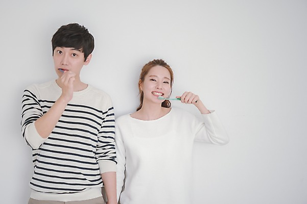 포토 JPG 여자 남자 가족 신혼부부 남편 실내 사랑 서기 웃음 들기 상반신 20대 성인 두명 앞모습 30대 다정 한국인 양치 아내 칫솔 부부라이프 성인만 국내포토 라이프스타일 부부 감정 뷰포인트 컨셉 관계 모션 표정 사람 동양인 청년 내부 장년 위생용품 청결 신혼 파일형식