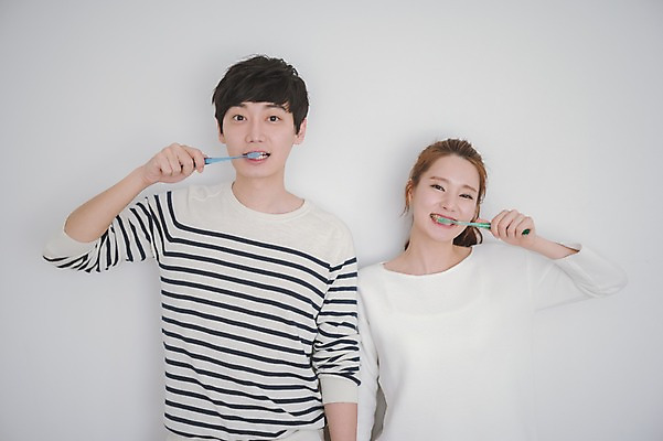 포토 JPG 여자 남자 가족 신혼부부 남편 실내 사랑 서기 웃음 들기 상반신 20대 성인 두명 앞모습 30대 다정 한국인 양치 아내 칫솔 부부라이프 성인만 국내포토 라이프스타일 부부 감정 뷰포인트 컨셉 관계 모션 표정 사람 동양인 청년 내부 장년 위생용품 청결 신혼 파일형식