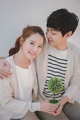 포토 JPG 응시 여자 남자 화분 가족 신혼부부 남편 실내 사랑 웃음 들기 앉기 상반신 20대 성인 두명 앞모습 30대 다정 한국인 아내 부부라이프 성인만 국내포토 라이프스타일 부부 시선 감정 뷰포인트 컨셉 관계 모션 표정 사람 동양인 청년 내부 장년 신혼 파일형식