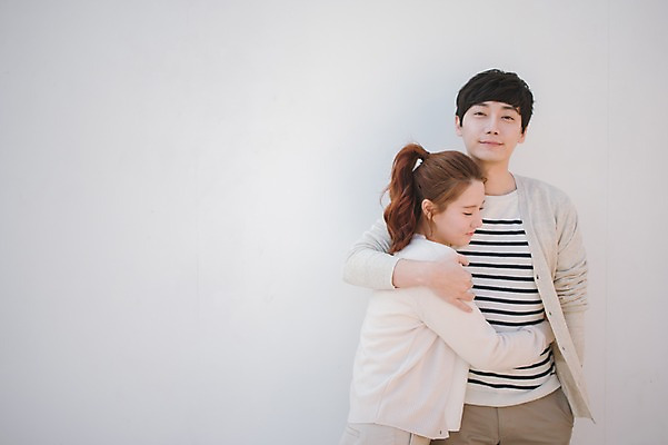 포토 JPG 여자 남자 가족 신혼부부 안기 남편 실내 사랑 서기 웃음 상반신 20대 성인 두명 앞모습 옆모습 30대 다정 한국인 아내 부부라이프 성인만 국내포토 라이프스타일 부부 감정 뷰포인트 컨셉 관계 모션 표정 사람 동양인 청년 내부 장년 신혼 파일형식