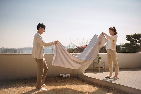 포토 JPG 주간 전신 응시 여자 남자 가족 신혼부부 남편 사랑 서기 웃음 들기 20대 성인 야외 두명 옆모습 30대 다정 이불 한국인 아내 옥상 부부라이프 성인만 털기 국내포토 자연요소 라이프스타일 부부 시선 감정 뷰포인트 컨셉 관계 침구 모션 표정 사람 동양인 청년 장년 신혼 파일형식