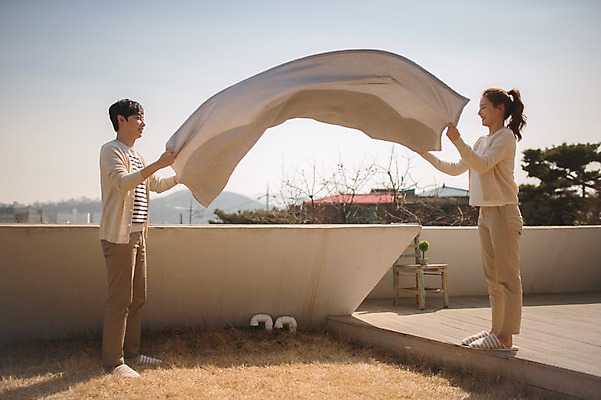 포토 JPG 주간 전신 응시 여자 남자 가족 신혼부부 남편 사랑 서기 웃음 들기 20대 성인 야외 두명 옆모습 30대 다정 이불 한국인 아내 옥상 부부라이프 성인만 털기 국내포토 자연요소 라이프스타일 부부 시선 감정 뷰포인트 컨셉 관계 침구 모션 표정 사람 동양인 청년 장년 신혼 파일형식