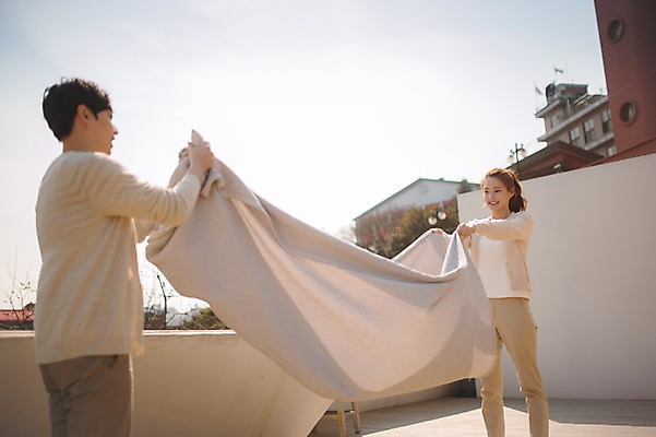 포토 JPG 주간 응시 여자 남자 가족 신혼부부 남편 사랑 서기 웃음 들기 상반신 20대 성인 야외 두명 앞모습 옆모습 30대 다정 이불 한국인 아내 옥상 부부라이프 성인만 털기 국내포토 자연요소 라이프스타일 부부 시선 감정 뷰포인트 컨셉 관계 침구 모션 표정 사람 동양인 청년 장년 신혼 파일형식