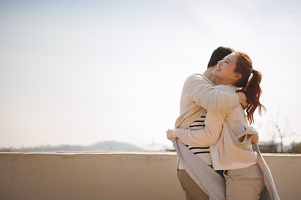 포토 JPG 주간 여자 남자 가족 신혼부부 안기 남편 휴식 서기 웃음 들기 상반신 20대 성인 야외 두명 옆모습 30대 이불 한국인 아내 옥상 부부라이프 성인만 국내포토 자연요소 라이프스타일 부부 뷰포인트 컨셉 관계 침구 모션 표정 사람 동양인 청년 장년 신혼 파일형식 커플 인종 생활