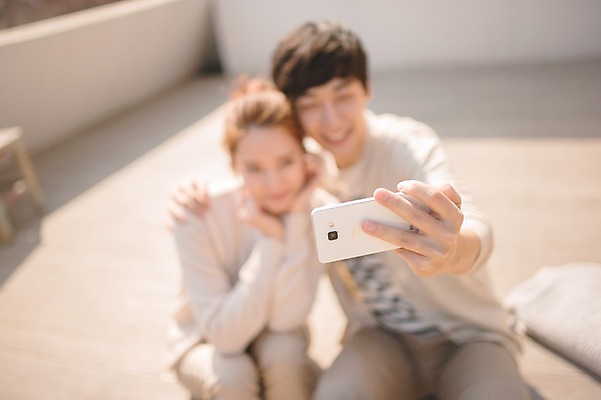 포토 JPG 주간 응시 여자 남자 가족 신혼부부 남편 휴식 웃음 들기 앉기 상반신 20대 성인 야외 두명 앞모습 아웃포커스 30대 스마트폰 한국인 아내 셀프카메라 부부라이프 성인만 국내포토 자연요소 라이프스타일 부부 시선 뷰포인트 컨셉 관계 모션 촬영기법 표정 사람 동양인 청년 장년 핸드폰 스마트기기 사진촬영 신혼 파일형식