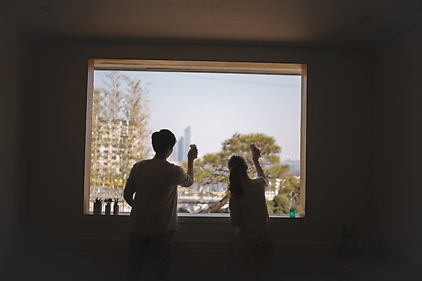 포토 JPG 여자 남자 실루엣 창문 가족 신혼부부 남편 실내 사랑 서기 상반신 20대 성인 두명 뒷모습 30대 다정 한국인 아내 창문닦기 부부라이프 성인만 국내포토 라이프스타일 부부 감정 뷰포인트 컨셉 관계 모션 촬영기법 사람 동양인 청년 내부 장년 신혼 닦기 파일형식