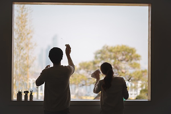 포토 JPG 여자 남자 실루엣 창문 가족 신혼부부 남편 실내 사랑 서기 상반신 20대 성인 두명 뒷모습 30대 다정 한국인 아내 창문닦기 부부라이프 성인만 국내포토 라이프스타일 부부 감정 뷰포인트 컨셉 관계 모션 촬영기법 사람 동양인 청년 내부 장년 신혼 닦기 파일형식
