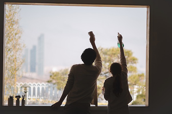 포토 JPG 여자 남자 실루엣 창문 가족 신혼부부 남편 실내 사랑 서기 상반신 20대 성인 두명 뒷모습 30대 다정 한국인 아내 창문닦기 부부라이프 성인만 국내포토 라이프스타일 부부 감정 뷰포인트 컨셉 관계 모션 촬영기법 사람 동양인 청년 내부 장년 신혼 닦기 파일형식