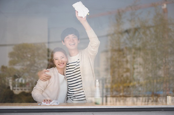 포토 JPG 여자 남자 창문 가족 신혼부부 남편 실내 사랑 서기 웃음 들기 상반신 20대 성인 두명 앞모습 30대 다정 한국인 아내 걸레 닦기 창문닦기 부부라이프 성인만 어깨에손 국내포토 라이프스타일 부부 감정 뷰포인트 컨셉 관계 모션 표정 사람 동양인 청년 내부 장년 청소도구 신혼 파일형식