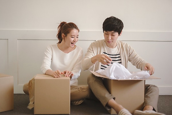 포토 JPG 전신 응시 여자 남자 가족 신혼부부 남편 실내 사랑 웃음 앉기 상반신 20대 성인 두명 앞모습 30대 상자 다정 한국인 아내 이삿짐 풀기 부부라이프 성인만 국내포토 라이프스타일 부부 시선 감정 뷰포인트 컨셉 관계 모션 표정 사람 동양인 청년 내부 장년 이사 신혼 파일형식