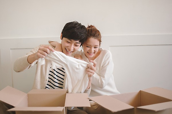 포토 JPG 응시 옷 여자 남자 가족 신혼부부 남편 어깨동무 실내 사랑 웃음 들기 앉기 상반신 20대 성인 두명 앞모습 30대 상자 다정 한국인 아내 이삿짐 풀기 부부라이프 성인만 국내포토 라이프스타일 부부 시선 감정 뷰포인트 포즈 컨셉 관계 모션 표정 사람 동양인 청년 내부 장년 이사 신혼 파일형식