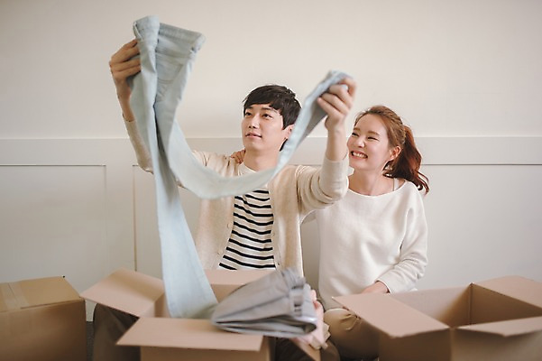 포토 JPG 응시 여자 남자 바지 가족 신혼부부 남편 실내 사랑 웃음 들기 앉기 상반신 20대 성인 두명 앞모습 30대 상자 다정 한국인 아내 이삿짐 풀기 부부라이프 성인만 국내포토 라이프스타일 부부 시선 감정 뷰포인트 컨셉 관계 모션 하의 표정 사람 동양인 청년 내부 장년 이사 신혼 파일형식