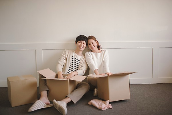 포토 JPG 전신 응시 여자 남자 가족 신혼부부 남편 실내 사랑 앉기 상반신 20대 성인 두명 앞모습 30대 상자 기댐 다정 한국인 아내 이삿짐 풀기 부부라이프 성인만 국내포토 라이프스타일 부부 시선 감정 뷰포인트 컨셉 관계 모션 사람 동양인 청년 내부 장년 이사 신혼 파일형식