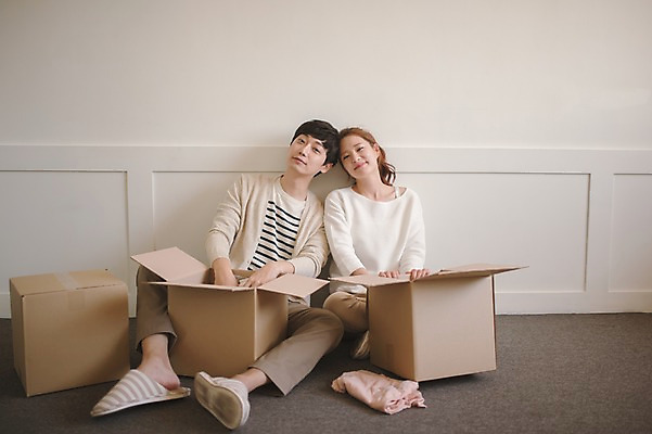 포토 JPG 전신 여자 남자 가족 신혼부부 남편 실내 사랑 웃음 앉기 상반신 20대 성인 두명 앞모습 30대 상자 다정 한국인 아내 이삿짐 풀기 부부라이프 성인만 국내포토 라이프스타일 부부 감정 뷰포인트 컨셉 관계 모션 표정 사람 동양인 청년 내부 장년 이사 신혼 파일형식