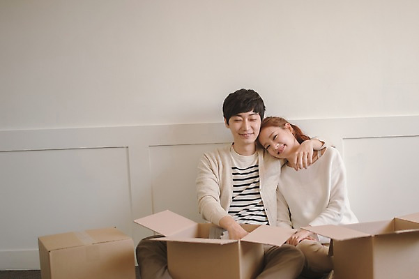 포토 JPG 응시 여자 남자 가족 신혼부부 남편 어깨동무 실내 사랑 웃음 앉기 상반신 20대 성인 두명 앞모습 30대 상자 기댐 다정 한국인 아내 이삿짐 풀기 부부라이프 성인만 국내포토 라이프스타일 부부 시선 감정 뷰포인트 포즈 컨셉 관계 모션 표정 사람 동양인 청년 내부 장년 이사 신혼 파일형식