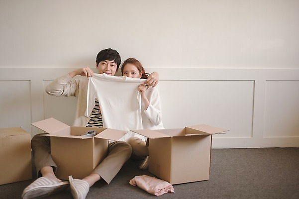 포토 JPG 전신 옷 여자 남자 가족 신혼부부 남편 실내 사랑 들기 앉기 상반신 20대 성인 두명 앞모습 30대 상자 다정 한국인 아내 이삿짐 얼굴가리기 풀기 부부라이프 성인만 국내포토 라이프스타일 부부 감정 뷰포인트 컨셉 관계 모션 사람 동양인 청년 내부 장년 가림 이사 신혼 파일형식