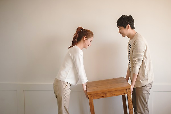 포토 JPG 응시 여자 남자 가족 신혼부부 남편 실내 사랑 서기 웃음 들기 상반신 20대 성인 두명 옆모습 30대 다정 한국인 아내 운반 책상 부부라이프 성인만 국내포토 라이프스타일 부부 시선 감정 뷰포인트 가구 컨셉 관계 모션 표정 사람 동양인 청년 내부 장년 신혼 파일형식