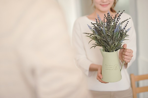 포토 JPG 여자 남자 화분 가족 신혼부부 남편 실내 서기 웃음 들기 상반신 20대 성인 두명 앞모습 뒷모습 아웃포커스 30대 한국인 아내 부부라이프 성인만 국내포토 라이프스타일 부부 뷰포인트 관계 모션 촬영기법 표정 사람 동양인 청년 내부 장년 신혼 파일형식