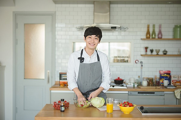 포토 JPG 응시 남자 토마토 딸기 실내 사랑 요리 한명 서기 웃음 상반신 성인 앞모습 30대 주방 다정 샐러드 한국인 오렌지주스 양배추 성인남자한명만 국내포토 1 시선 감정 음식 뷰포인트 컨셉 채소 과일 모션 표정 사람 동양인 내부 장년 과일주스 남자한명만 성인남자만 파일형식
