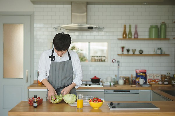 포토 JPG 응시 남자 토마토 딸기 실내 사랑 요리 한명 서기 웃음 상반신 성인 앞모습 30대 주방 다정 샐러드 한국인 오렌지주스 양배추 성인남자한명만 국내포토 1 시선 감정 음식 뷰포인트 컨셉 채소 과일 모션 표정 사람 동양인 내부 장년 과일주스 남자한명만 성인남자만 파일형식