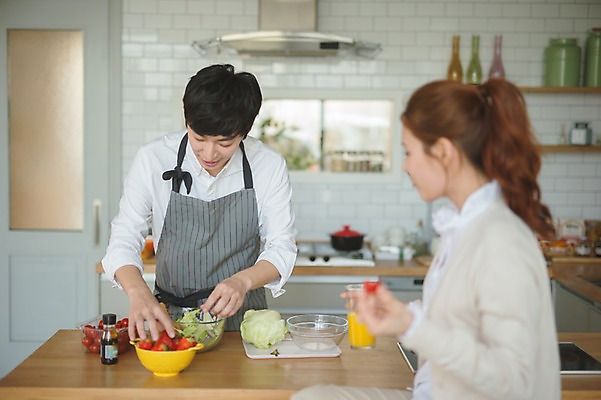 포토 JPG 응시 여자 남자 토마토 가족 신혼부부 남편 실내 사랑 요리 서기 웃음 상반신 20대 성인 두명 앞모습 옆모습 아웃포커스 30대 주방 다정 샐러드 한국인 아내 오렌지주스 양배추 부부라이프 성인만 국내포토 라이프스타일 부부 시선 감정 음식 뷰포인트 컨셉 채소 관계 모션 촬영기법 표정 사람 동양인 청년 내부 장년 과일주스 신혼 파일형식
