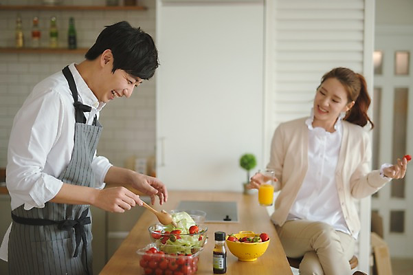 포토 JPG 응시 여자 남자 토마토 가족 신혼부부 남편 실내 사랑 요리 서기 웃음 들기 상반신 20대 성인 두명 앞모습 옆모습 30대 주방 다정 샐러드 한국인 아내 오렌지주스 양배추 부부라이프 성인만 국내포토 라이프스타일 부부 시선 감정 음식 뷰포인트 컨셉 채소 관계 모션 표정 사람 동양인 청년 내부 장년 과일주스 신혼 파일형식
