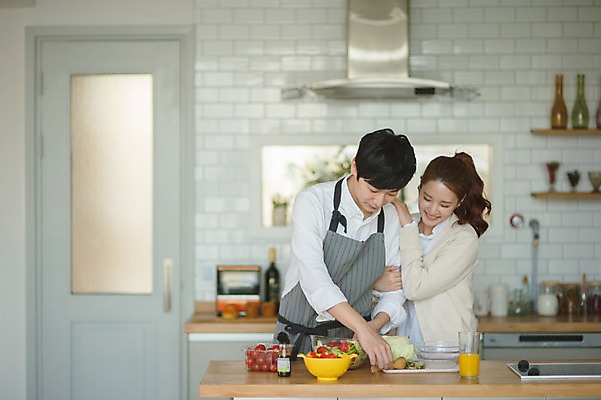 포토 JPG 응시 여자 남자 토마토 가족 신혼부부 안기 남편 실내 사랑 요리 서기 웃음 상반신 20대 성인 두명 앞모습 30대 팔짱 주방 다정 샐러드 한국인 아내 오렌지주스 양배추 부부라이프 성인만 국내포토 라이프스타일 부부 시선 감정 음식 뷰포인트 컨셉 채소 관계 모션 표정 사람 동양인 청년 내부 장년 과일주스 신혼 파일형식