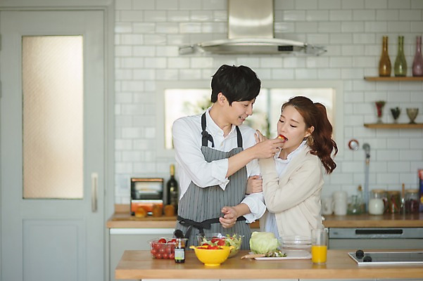 포토 JPG 응시 여자 남자 토마토 가족 신혼부부 안기 남편 실내 사랑 요리 서기 웃음 상반신 20대 성인 두명 앞모습 옆모습 30대 팔짱 주방 다정 샐러드 한국인 아내 먹기 양배추 부부라이프 성인만 국내포토 라이프스타일 부부 시선 감정 음식 뷰포인트 컨셉 채소 관계 모션 표정 사람 동양인 청년 내부 장년 신혼 파일형식