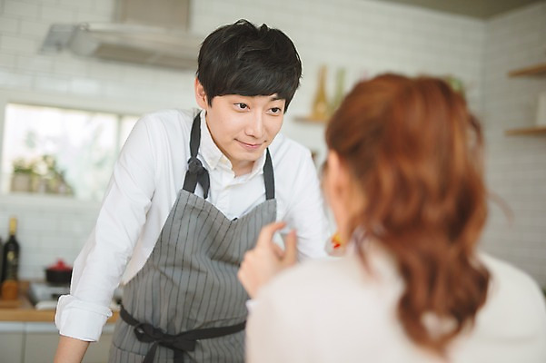포토 JPG 응시 여자 남자 가족 신혼부부 남편 실내 사랑 요리 서기 웃음 앉기 상반신 20대 성인 두명 앞모습 뒷모습 아웃포커스 30대 주방 다정 한국인 아내 부부라이프 성인만 국내포토 라이프스타일 부부 시선 감정 뷰포인트 컨셉 관계 모션 촬영기법 표정 사람 동양인 청년 내부 장년 신혼 파일형식