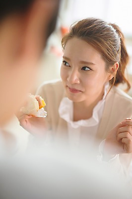 포토 JPG 응시 여자 남자 가족 신혼부부 남편 실내 샌드위치 사랑 요리 서기 웃음 들기 앉기 상반신 20대 성인 두명 앞모습 뒷모습 아웃포커스 30대 주방 다정 한국인 아내 부부라이프 성인만 국내포토 라이프스타일 부부 시선 감정 음식 뷰포인트 컨셉 관계 모션 촬영기법 표정 사람 동양인 청년 내부 장년 신혼 파일형식