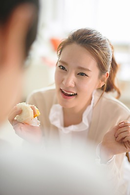 포토 JPG 응시 여자 남자 가족 신혼부부 남편 실내 샌드위치 사랑 요리 서기 웃음 들기 앉기 상반신 20대 성인 두명 앞모습 뒷모습 아웃포커스 30대 주방 다정 한국인 아내 먹기 부부라이프 성인만 국내포토 라이프스타일 부부 시선 감정 음식 뷰포인트 컨셉 관계 모션 촬영기법 표정 사람 동양인 청년 내부 장년 신혼 파일형식