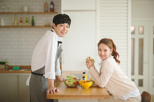 포토 JPG 응시 여자 남자 토마토 가족 신혼부부 남편 실내 샌드위치 사랑 요리 서기 웃음 앉기 상반신 20대 성인 두명 옆모습 30대 주방 다정 샐러드 한국인 아내 먹기 양배추 부부라이프 성인만 국내포토 라이프스타일 부부 시선 감정 음식 뷰포인트 컨셉 채소 관계 모션 표정 사람 동양인 청년 내부 장년 신혼 파일형식