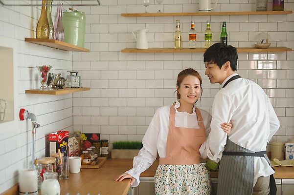 포토 JPG 응시 여자 남자 가족 신혼부부 남편 실내 사랑 요리 서기 웃음 상반신 20대 성인 두명 앞모습 뒷모습 30대 팔짱 주방 다정 한국인 아내 부부라이프 성인만 국내포토 라이프스타일 부부 시선 감정 뷰포인트 컨셉 관계 모션 표정 사람 동양인 청년 내부 장년 신혼 파일형식