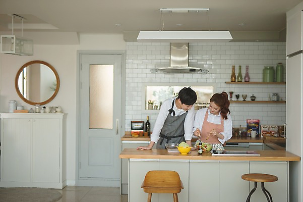 포토 JPG 응시 여자 남자 가족 신혼부부 남편 실내 사랑 요리 서기 웃음 상반신 20대 성인 두명 앞모습 30대 주방 다정 샐러드 한국인 아내 부부라이프 성인만 국내포토 라이프스타일 부부 시선 감정 음식 뷰포인트 컨셉 관계 모션 표정 사람 동양인 청년 내부 장년 신혼 파일형식