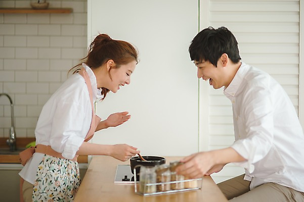 포토 JPG 여자 남자 가족 신혼부부 남편 실내 사랑 요리 서기 웃음 앉기 상반신 20대 성인 두명 옆모습 아웃포커스 30대 마주보기 주방 다정 한국인 아내 양념통 부부라이프 성인만 국내포토 라이프스타일 부부 감정 뷰포인트 컨셉 관계 모션 촬영기법 통 표정 사람 동양인 청년 내부 장년 양념 신혼 파일형식