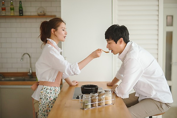 포토 JPG 여자 남자 가족 신혼부부 남편 실내 사랑 요리 서기 웃음 상반신 20대 성인 두명 옆모습 30대 마주보기 주방 다정 한국인 아내 먹여주기 뚝배기 양념통 전기렌지 부부라이프 성인만 국내포토 라이프스타일 부부 감정 뷰포인트 컨셉 관계 모션 통 표정 사람 동양인 청년 내부 장년 양념 먹기 신혼 파일형식