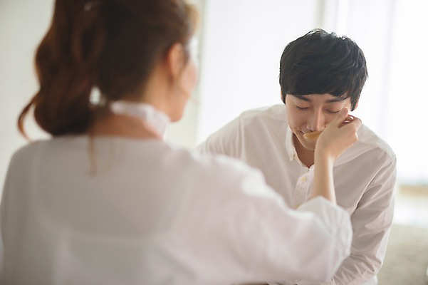 포토 JPG 여자 남자 가족 신혼부부 남편 실내 사랑 요리 서기 웃음 들기 상반신 20대 성인 두명 앞모습 뒷모습 아웃포커스 30대 마주보기 주방 숟가락 다정 한국인 아내 먹여주기 부부라이프 성인만 국내포토 라이프스타일 부부 감정 뷰포인트 컨셉 관계 모션 촬영기법 수저 표정 사람 동양인 청년 내부 장년 먹기 신혼 파일형식