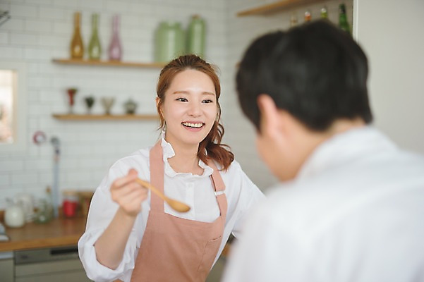 포토 JPG 여자 남자 가족 신혼부부 남편 실내 사랑 요리 서기 웃음 들기 상반신 20대 성인 두명 앞모습 뒷모습 아웃포커스 30대 마주보기 주방 숟가락 다정 한국인 아내 부부라이프 성인만 국내포토 라이프스타일 부부 감정 뷰포인트 컨셉 관계 모션 촬영기법 수저 표정 사람 동양인 청년 내부 장년 신혼 파일형식
