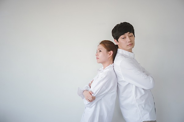 포토 JPG 여자 남자 가족 신혼부부 남편 실내 사랑 서기 상반신 20대 성인 두명 옆모습 30대 팔짱 다정 한국인 등맞대기 아내 부부라이프 성인만 국내포토 라이프스타일 부부 감정 뷰포인트 컨셉 관계 모션 사람 동양인 청년 내부 장년 신혼 파일형식