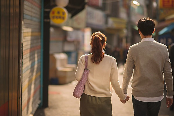 포토 JPG 주간 여자 남자 가방 가족 신혼부부 남편 사랑 들기 상반신 20대 성인 야외 두명 뒷모습 아웃포커스 30대 걷기 손잡기 다정 한국인 아내 부부라이프 성인만 국내포토 자연요소 라이프스타일 부부 잡화 감정 뷰포인트 컨셉 관계 모션 촬영기법 사람 동양인 청년 장년 신혼 파일형식 커플 인종 생활