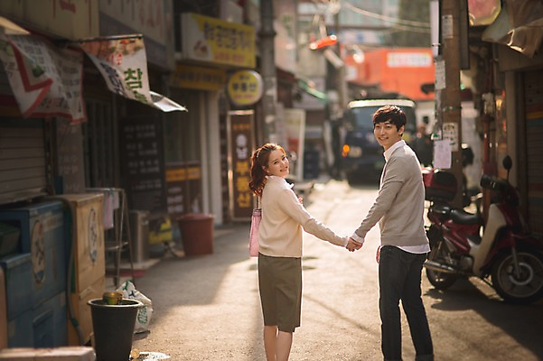 포토 JPG 주간 여자 남자 가족 신혼부부 남편 사랑 웃음 상반신 20대 성인 야외 두명 옆모습 아웃포커스 30대 걷기 손잡기 다정 한국인 아내 부부라이프 성인만 국내포토 자연요소 라이프스타일 부부 감정 뷰포인트 컨셉 관계 모션 촬영기법 표정 사람 동양인 청년 장년 신혼 파일형식