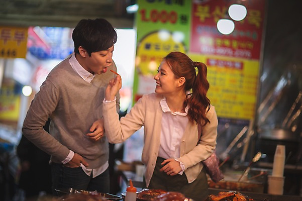 포토 JPG 주간 응시 여자 남자 가족 신혼부부 남편 사랑 서기 웃음 상반신 20대 성인 야외 두명 앞모습 옆모습 아웃포커스 30대 장보기 다정 한국인 아내 시장 먹여주기 부부라이프 성인만 국내포토 자연요소 라이프스타일 부부 시선 감정 뷰포인트 컨셉 관계 모션 촬영기법 표정 사람 동양인 청년 장년 먹기 신혼 파일형식