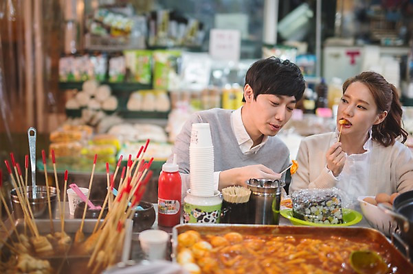 포토 JPG 주간 응시 여자 남자 가족 신혼부부 남편 사랑 웃음 앉기 상반신 20대 성인 야외 두명 앞모습 30대 다정 한국인 아내 어묵 떡볶이 분식 먹기 김밥 부부라이프 성인만 맛있는 국내포토 자연요소 라이프스타일 부부 시선 감정 음식 뷰포인트 컨셉 관계 모션 표정 사람 동양인 청년 장년 신혼 파일형식