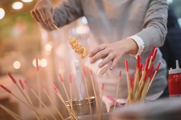 포토 JPG 주간 응시 남자 사랑 한명 서기 웃음 들기 상반신 20대 성인 야외 앞모습 아웃포커스 30대 다정 한국인 어묵 종이컵 분식 성인남자한명만 국내포토 자연요소 1 시선 감정 음식 뷰포인트 컨셉 모션 촬영기법 표정 사람 동양인 청년 컵 장년 일회용 남자한명만 성인남자만 파일형식