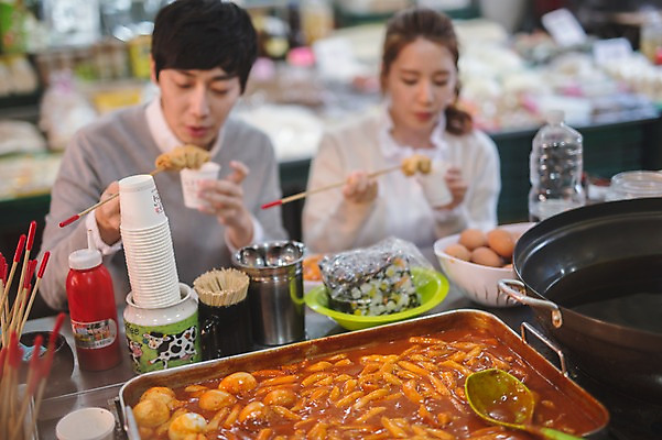 포토 JPG 주간 응시 여자 남자 가족 신혼부부 남편 사랑 웃음 들기 앉기 상반신 20대 성인 야외 두명 앞모습 아웃포커스 30대 다정 한국인 아내 어묵 종이컵 떡볶이 분식 먹기 부부라이프 성인만 맛있는 국내포토 자연요소 라이프스타일 부부 시선 감정 음식 뷰포인트 컨셉 관계 모션 촬영기법 표정 사람 동양인 청년 컵 장년 일회용 신혼 파일형식